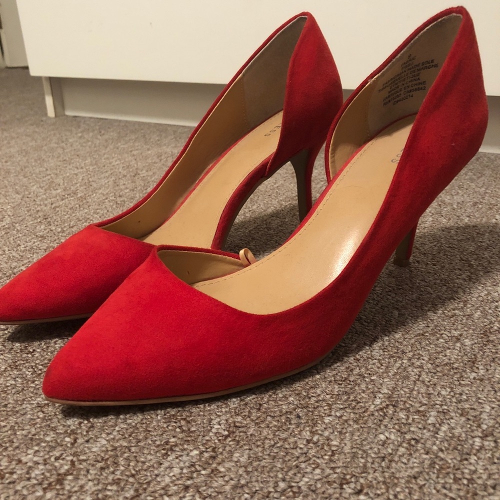 Red pumps. Low heel